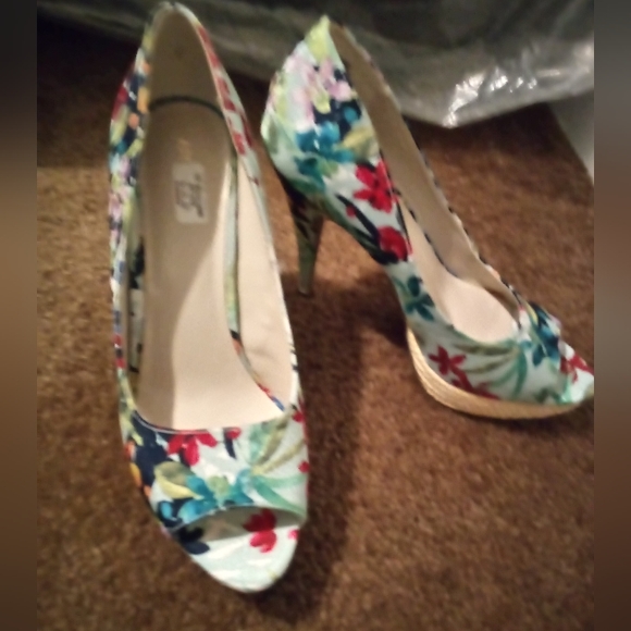 Apt 9 Floral Peep Hole Heels - Picture 10 of 10